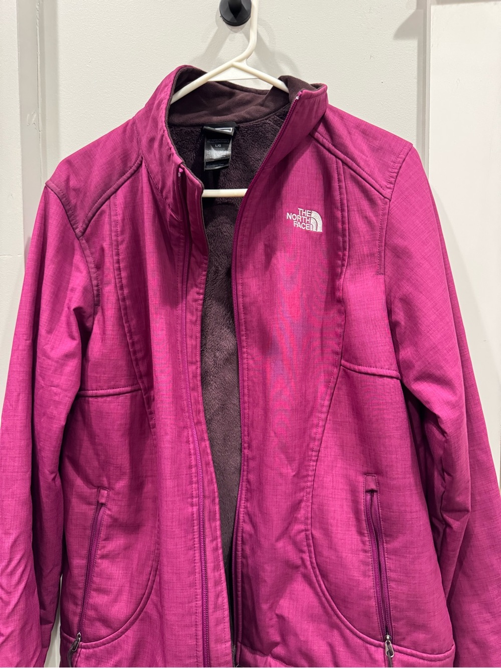 The North Face Women’s Magenta Full-Zip Softshell Jacket